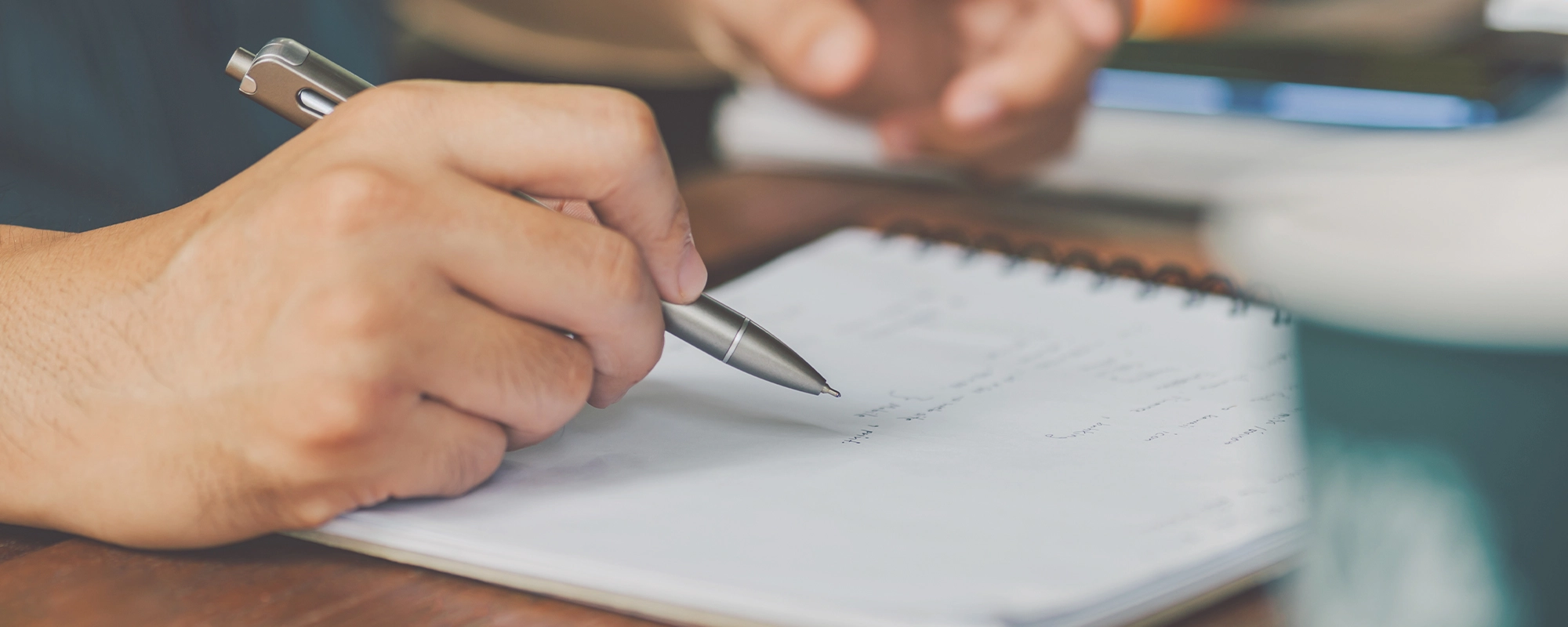 Persona escribiendo el desarrollo de un storytelling. storytelling en los eventos