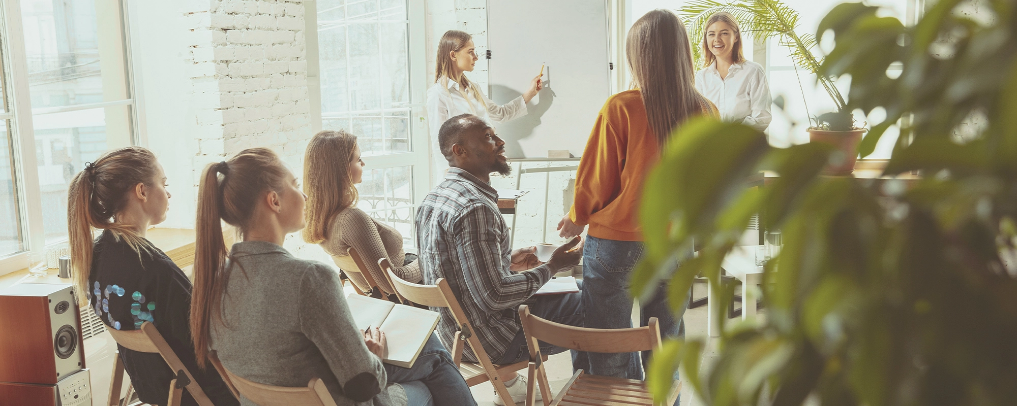 Grupo de personas durante un simposio